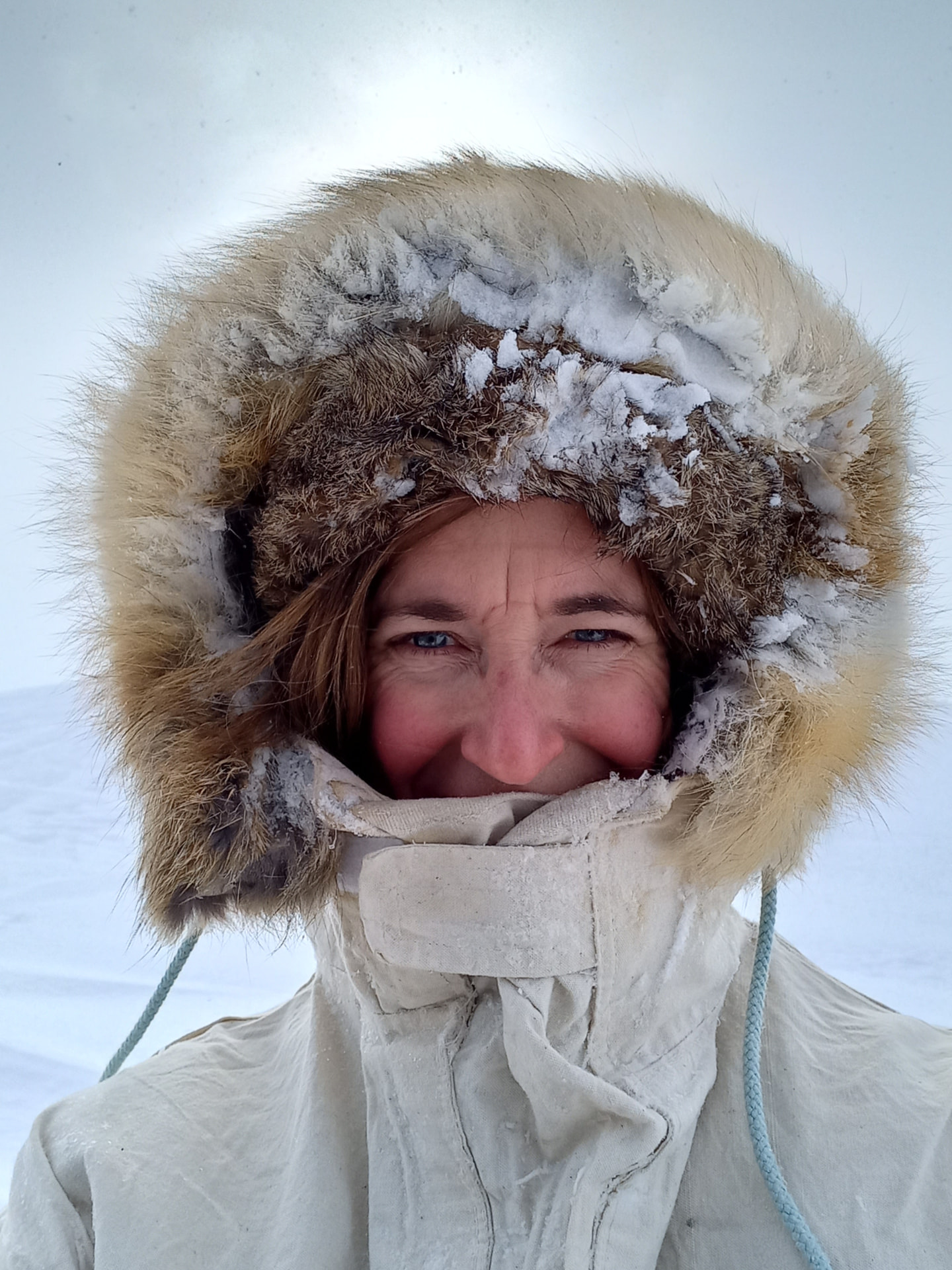 Emilie tijdens de expeditie, met besneeuwde bontkap in de kou
